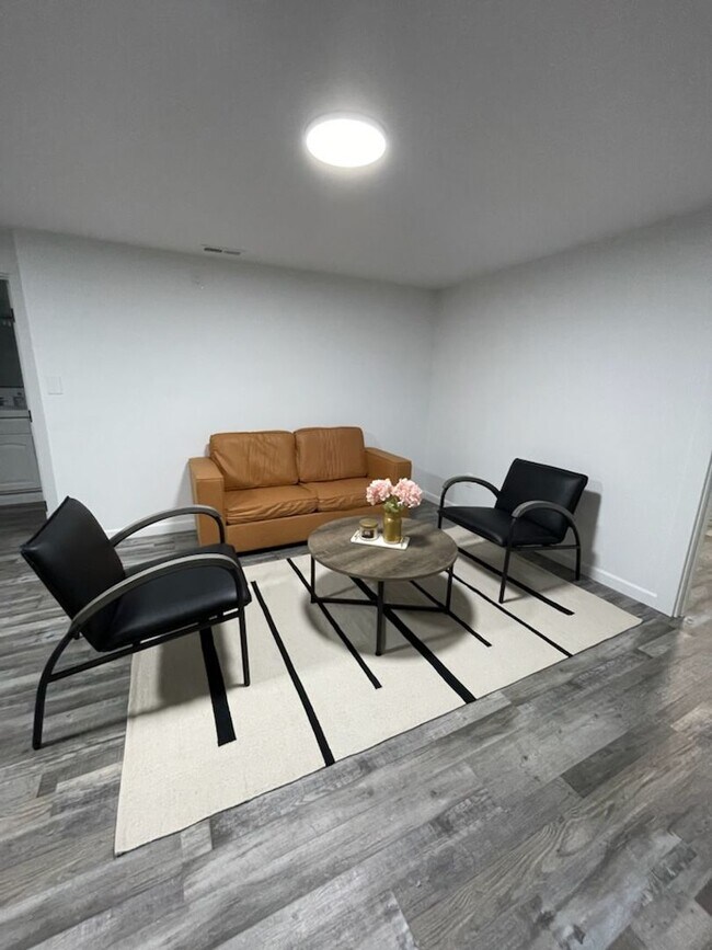 Building Photo - Room #4 for rent in 5 Bedroom House near U...