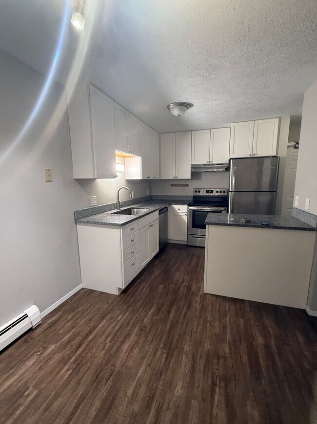 Building Photo - Spacious Dream Apartment — Right Where You Want to Be!