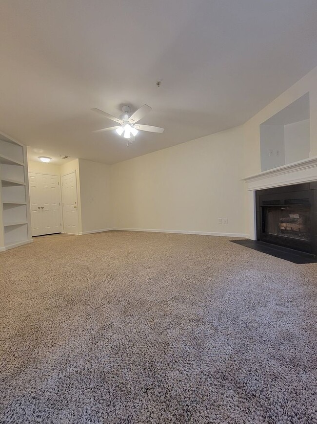 Building Photo - Cozy Convenient Condo