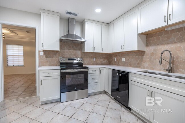 Building Photo - 558 Bellangee Ave