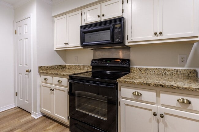 Building Photo - 3/2 Townhouse near USA! GATED! Students Welcome!