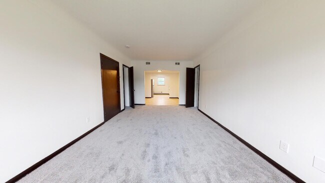 Building Photo - Parma - 2 Bedroom - 3rd Floor Unit