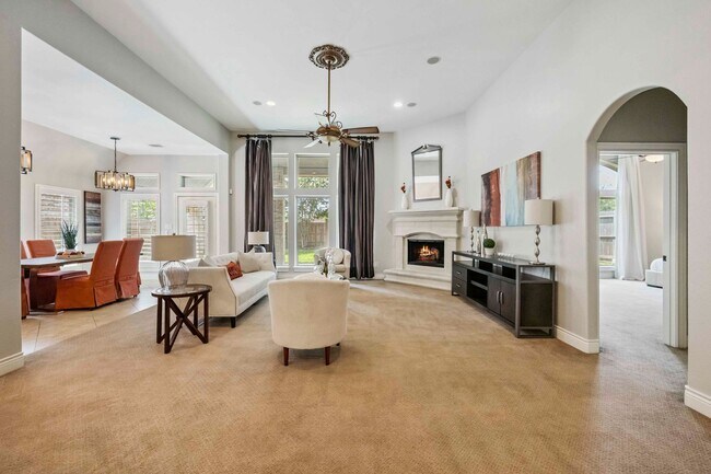 Building Photo - Beautifully maintained 4-beds, 3-bath, 3 c...