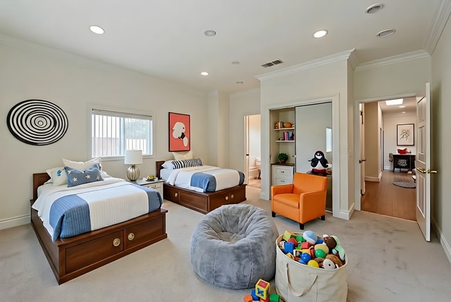 Building Photo - Spacious and Quiet Hawthorne Home!