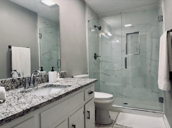 Building Photo - 979 Falcon Crest Dr