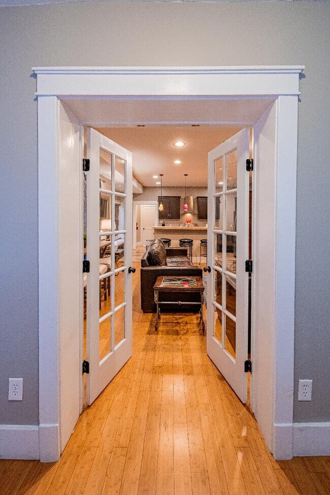 Building Photo - 902 Marquette Ave NW