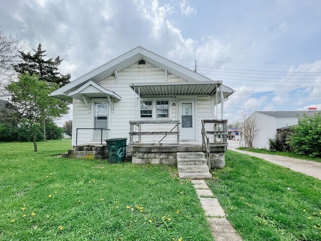 Building Photo - Pet-Friendly 2 Bedroom Home Near Downtown Muncie! W/D Hookups!