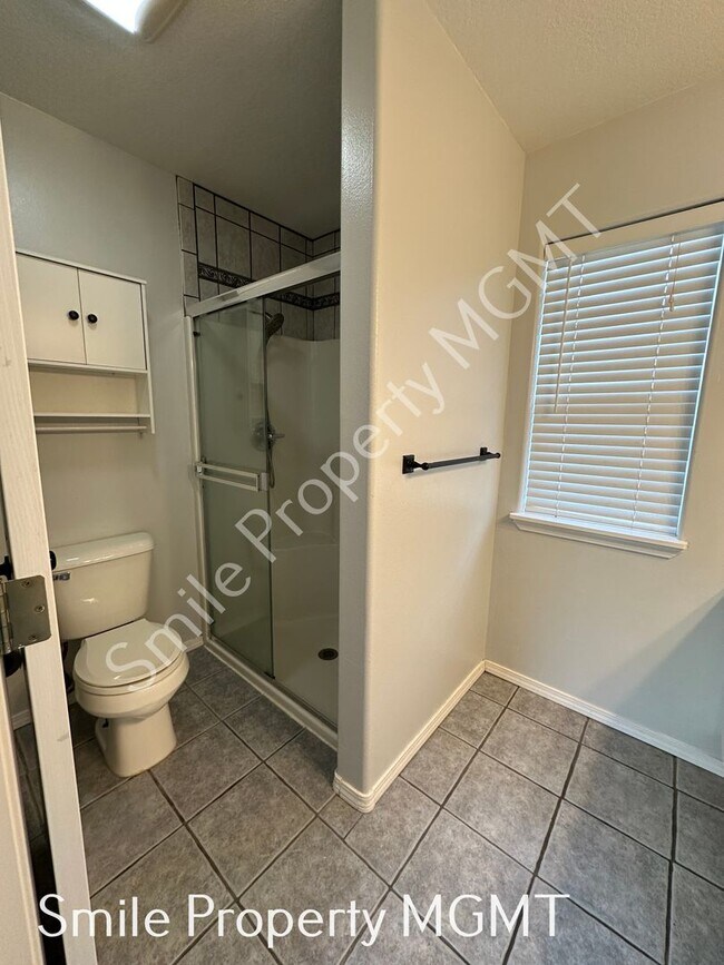 Building Photo - 3 Bedroom House in Happy Valley
