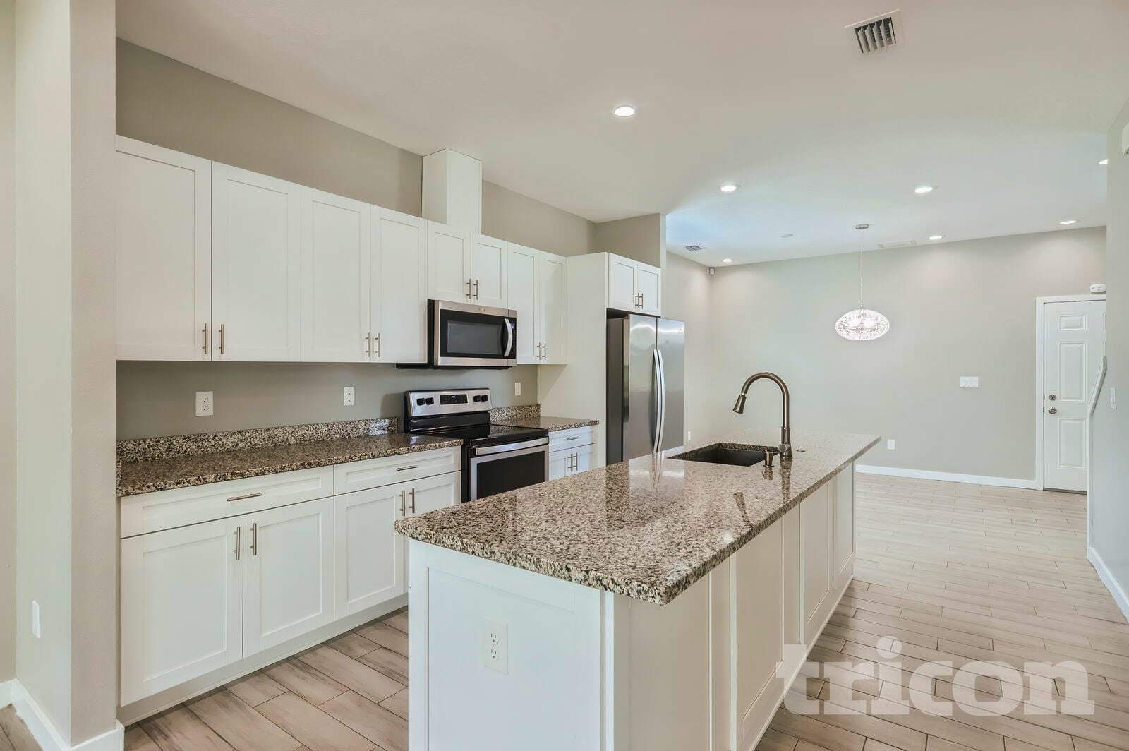 Building Photo - 8118 N Coolidge Ave