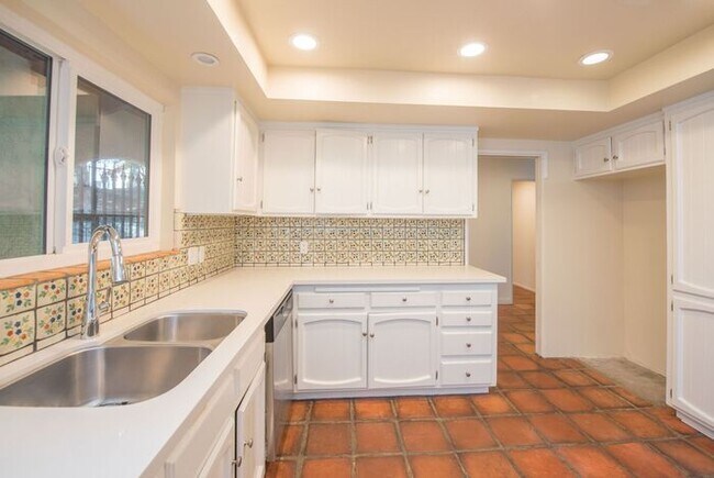 Building Photo - Anaheim Hills