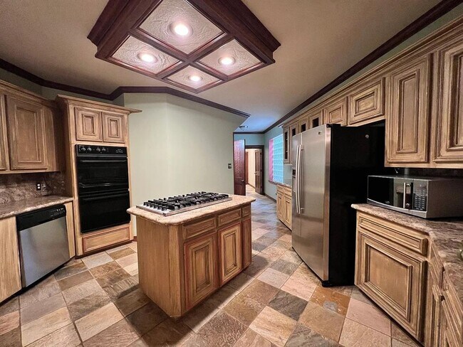 Building Photo - 6983 Oakwood Park