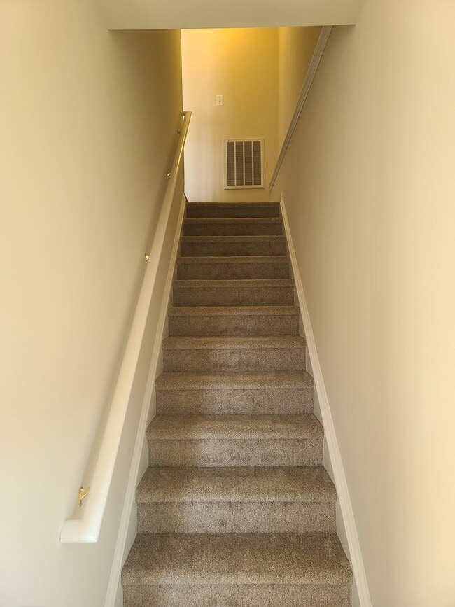 Building Photo - 3 Bedroom 2 1/2 bath ** End Unit** Townhome for Rent in Waynesboro