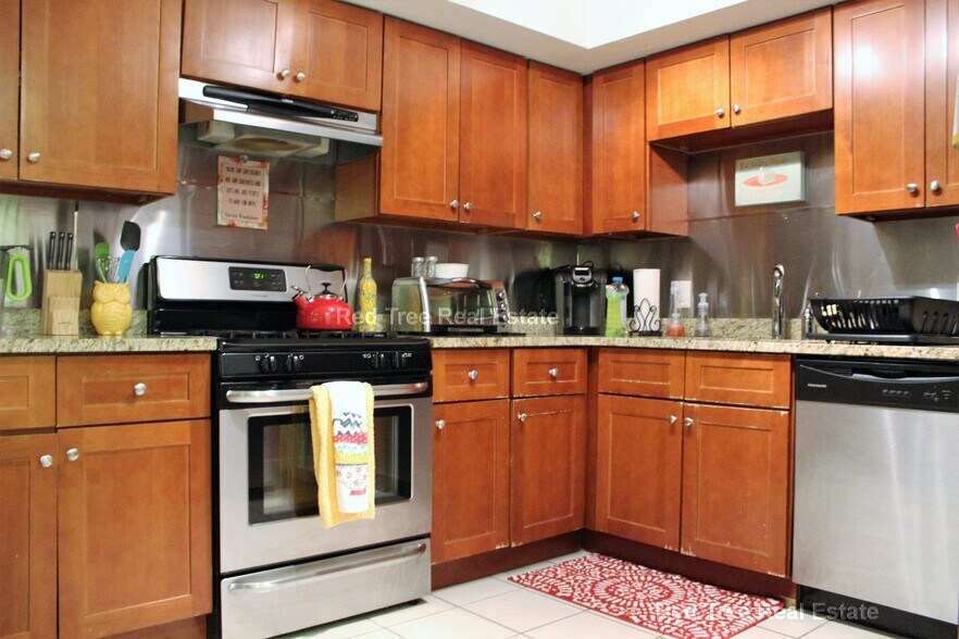 Building Photo - 10 Strathmore Rd