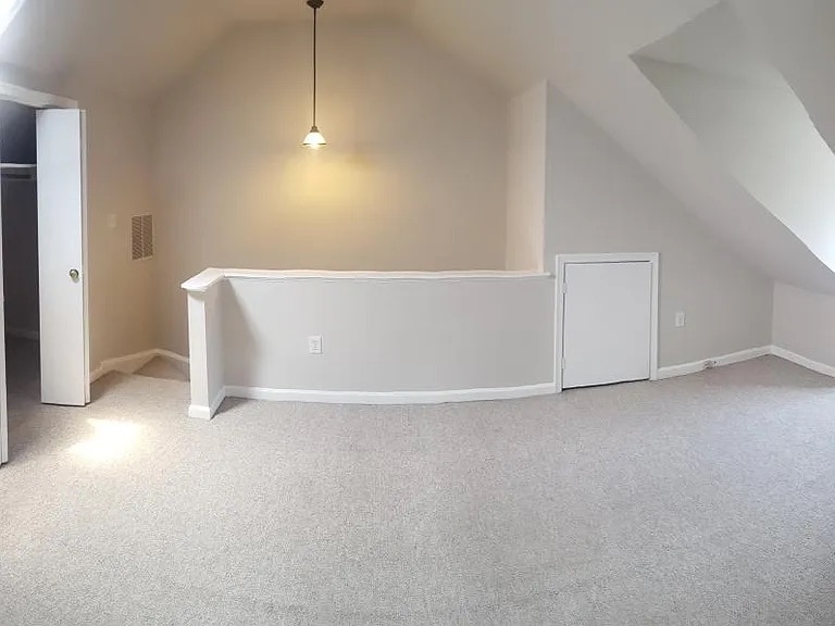 Top Floor Loft - 104 Shooters Ct