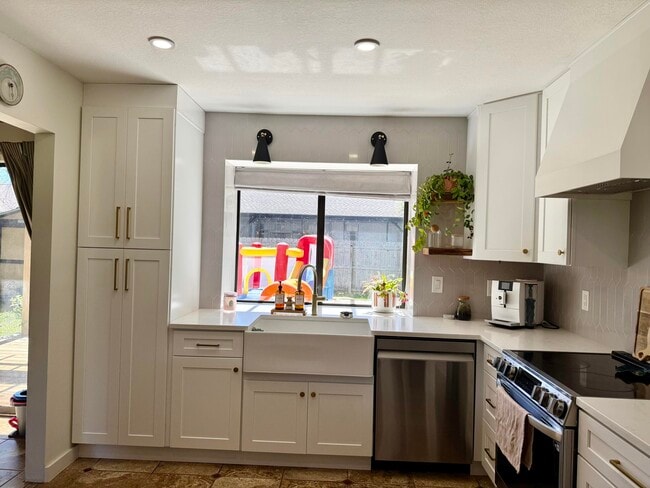 Building Photo - 350 Sailfish Dr
