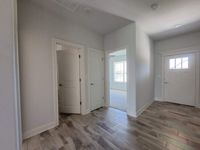 Building Photo - 1041 N Skyline Lndg Lp
