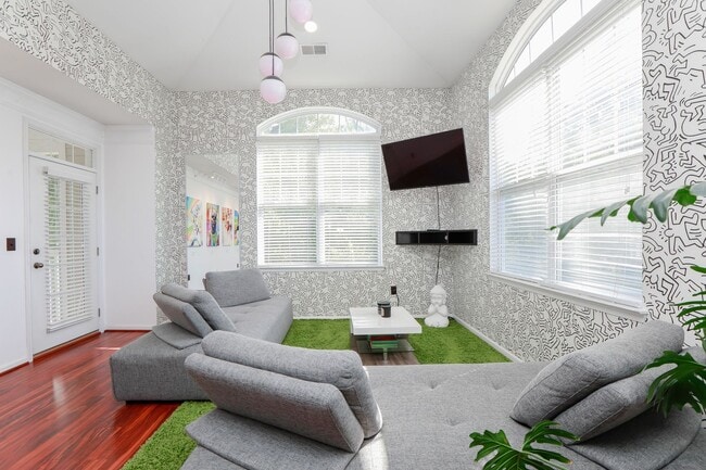 Building Photo - Riverside  Condo-RARE-Ready Jan 26