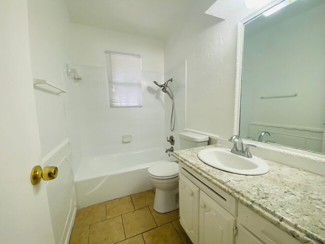 Building Photo - 3 Bed 1 Bath home for rent in NW OKC!