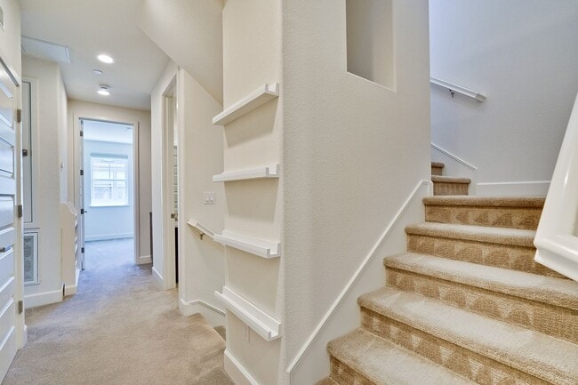 Building Photo - Modern Townhome in Prime Location — Walkab...