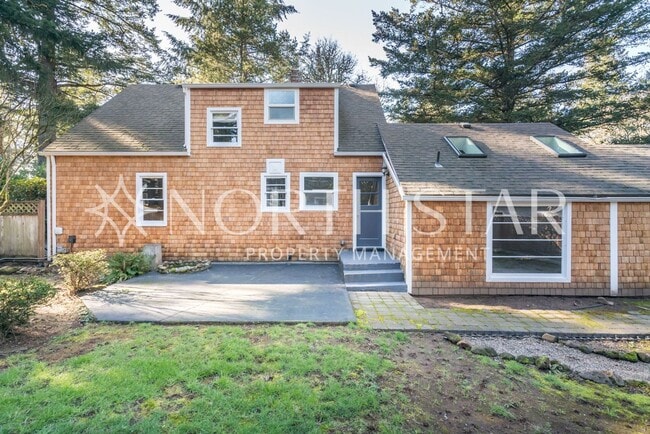 Building Photo - Newly Remodeled Lake Oswego Cottage With Lake Access.