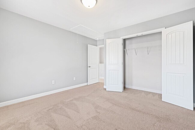 Building Photo - Bright & Spacious End-Unit Townhome in Flo...