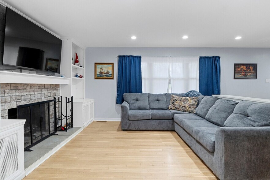 Primary Photo - 218 Brandon Rd