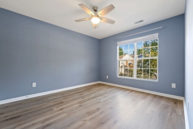 Building Photo - 3 Bedroom, 2.5 Bathroom Townhouse with Fen...