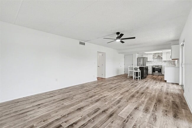 Building Photo - 8828 Bay Pointe Dr