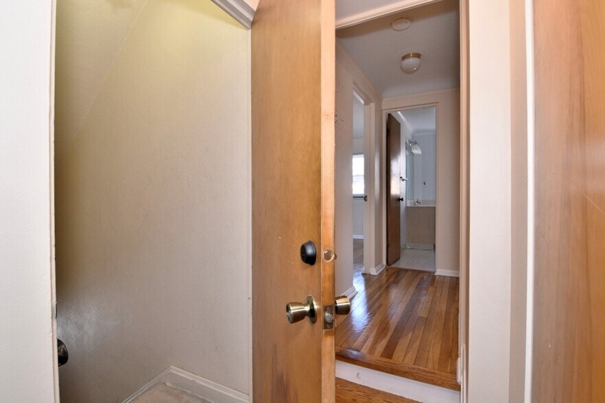 Building Photo - 2025 Riverside Dr