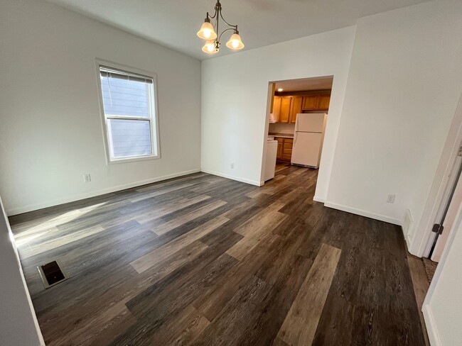 Building Photo - 815 W 11th St