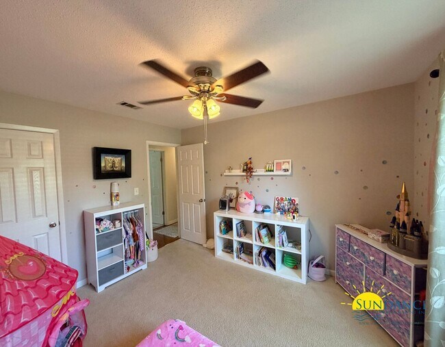Building Photo - Stunning 5 Bedroom Home in Mary Esther with Beach Access, Pool and Solar Panels!
