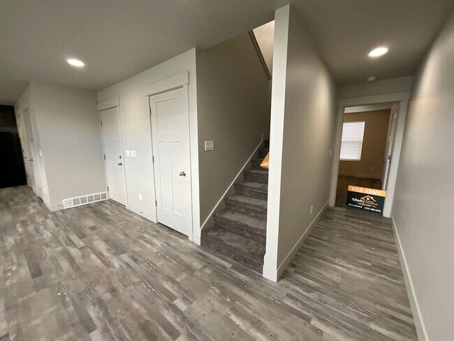 Building Photo - 3 bedroom 2 1/2 bath townhome