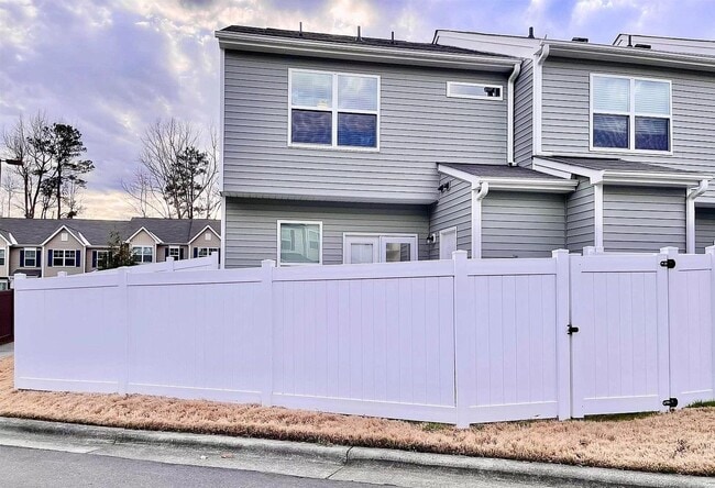 Building Photo - 3 bed, 2 1/2 End Unit Townhome with Open F...