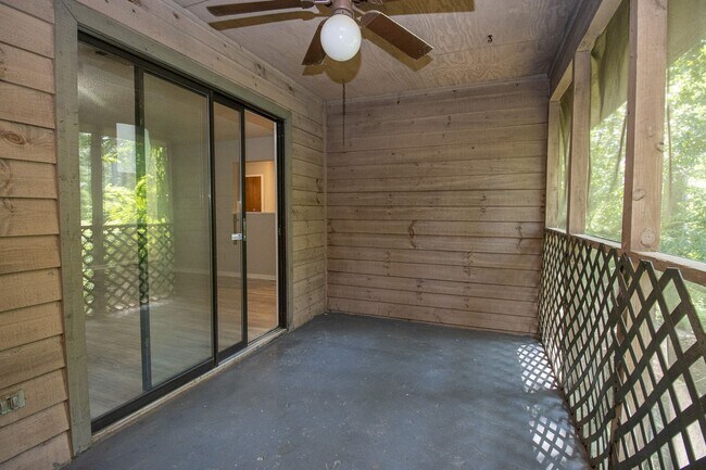 Building Photo - Spacious 2BR 2BA townhome in Village Creek!