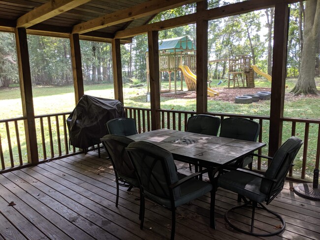 Screened-in porch - 2042 Fawn Ln