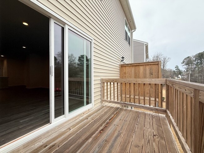 Building Photo - 3 Bedrooms 1 Garage & Open space one the Main Floor