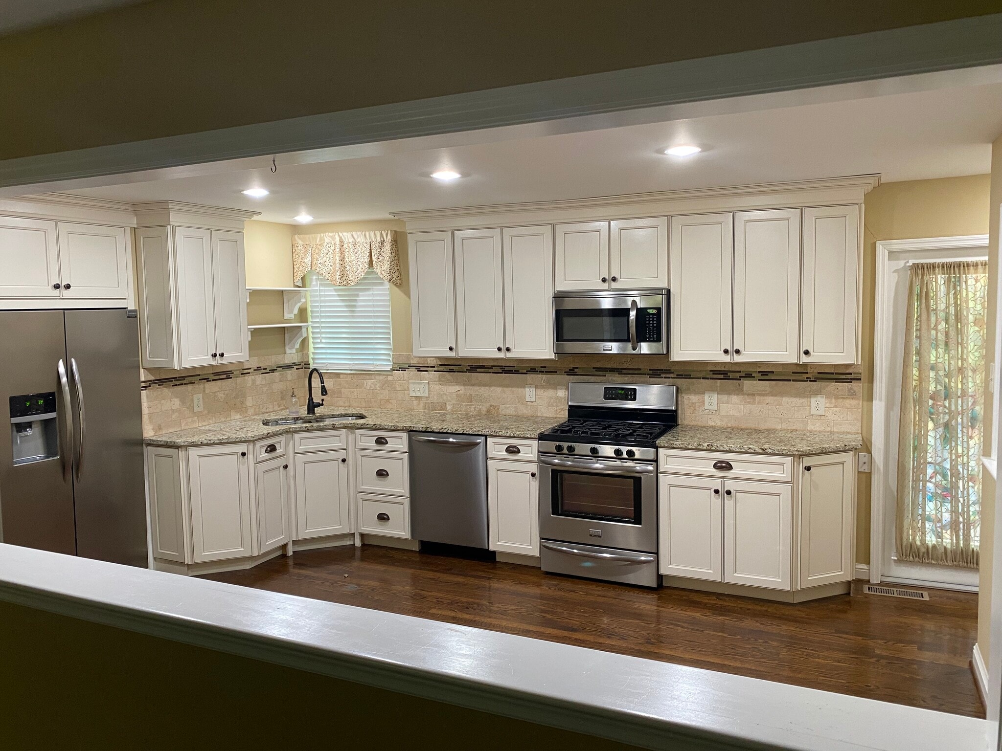 Kitchen gas stove - 1208 Eagleshire Dr