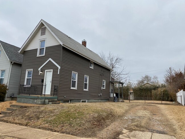 Building Photo - Large Home in Lindenwood Park
