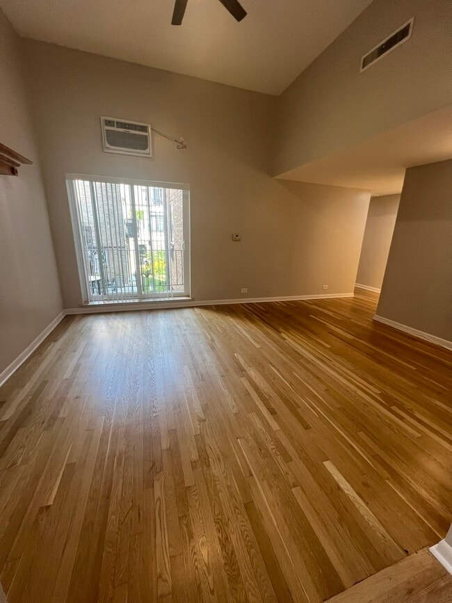 Building Photo - 921 N La Salle Dr