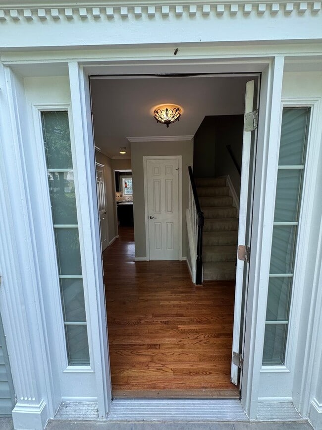 Building Photo - Lovely and Spacious 3 Bedroom 2.5 Bathroom...