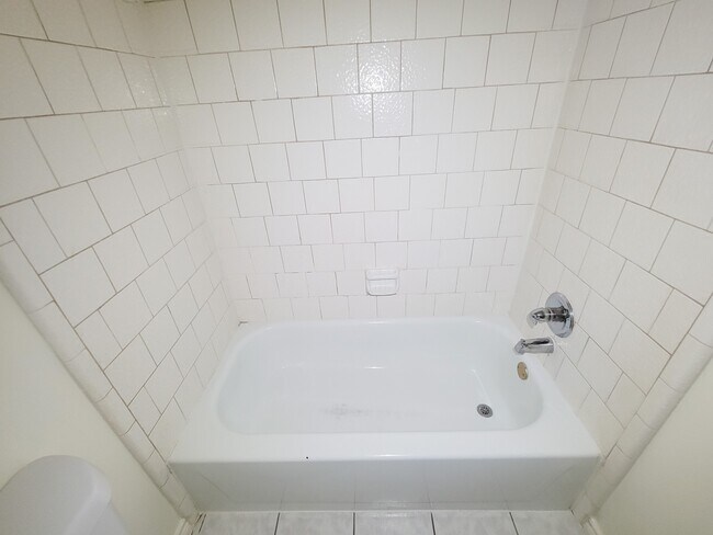 Building Photo - 2118 Creekshire Dr