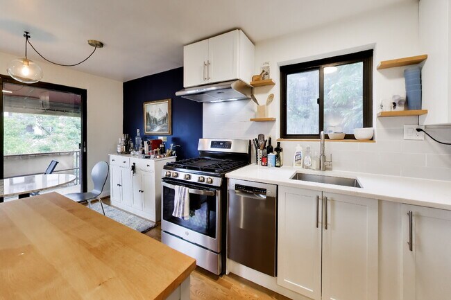 Building Photo - Top-Floor Rosslyn Condo with Georgetown Views