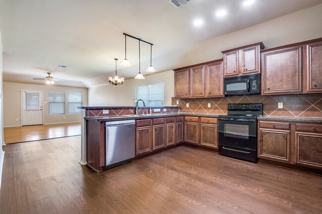 Building Photo - 805 Canyon Pl