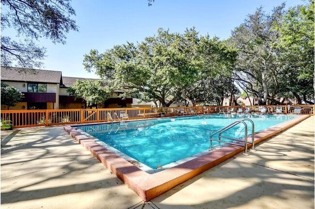 Building Photo - Waterfront Paradise - Fully Furnished Town...