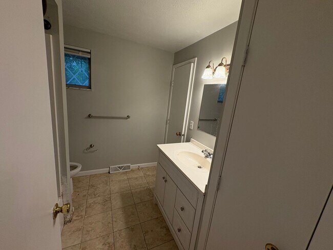 Building Photo - Beautiful Split Level House 3 bedroom 1 ba...