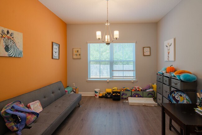 Building Photo - Spacious 4 Bed, 4 Bath Home in HOA Community