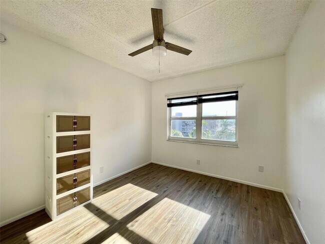 Building Photo - 400 N Riverside Dr
