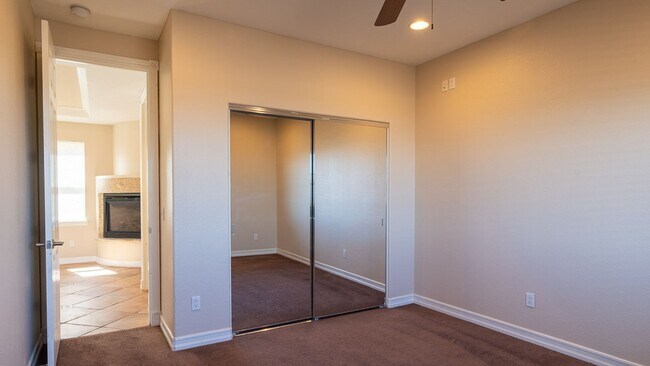 Building Photo - Huge Bay Front 3 Bed 2.5 Bath