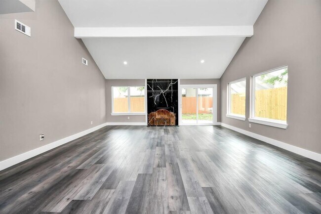 Building Photo - 3227 Westwick Dr
