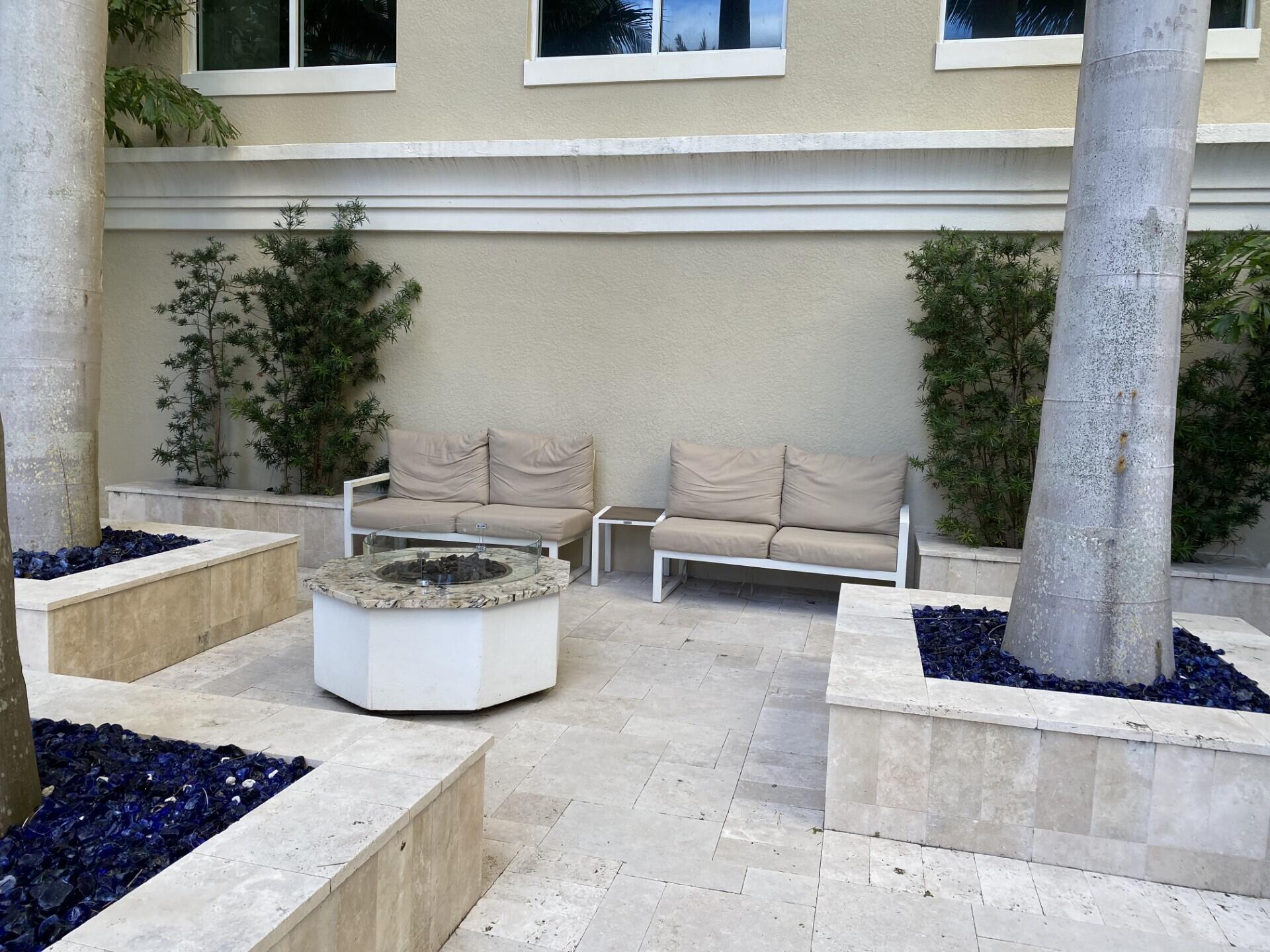 Building Photo - 700 E Boynton Beach Blvd